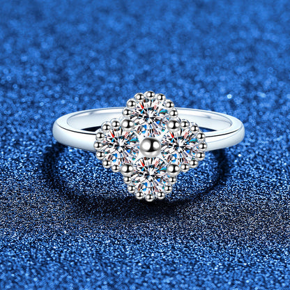 [Riva Jewelry]エレガントな四つ葉のクローバーモアッサナイトリング