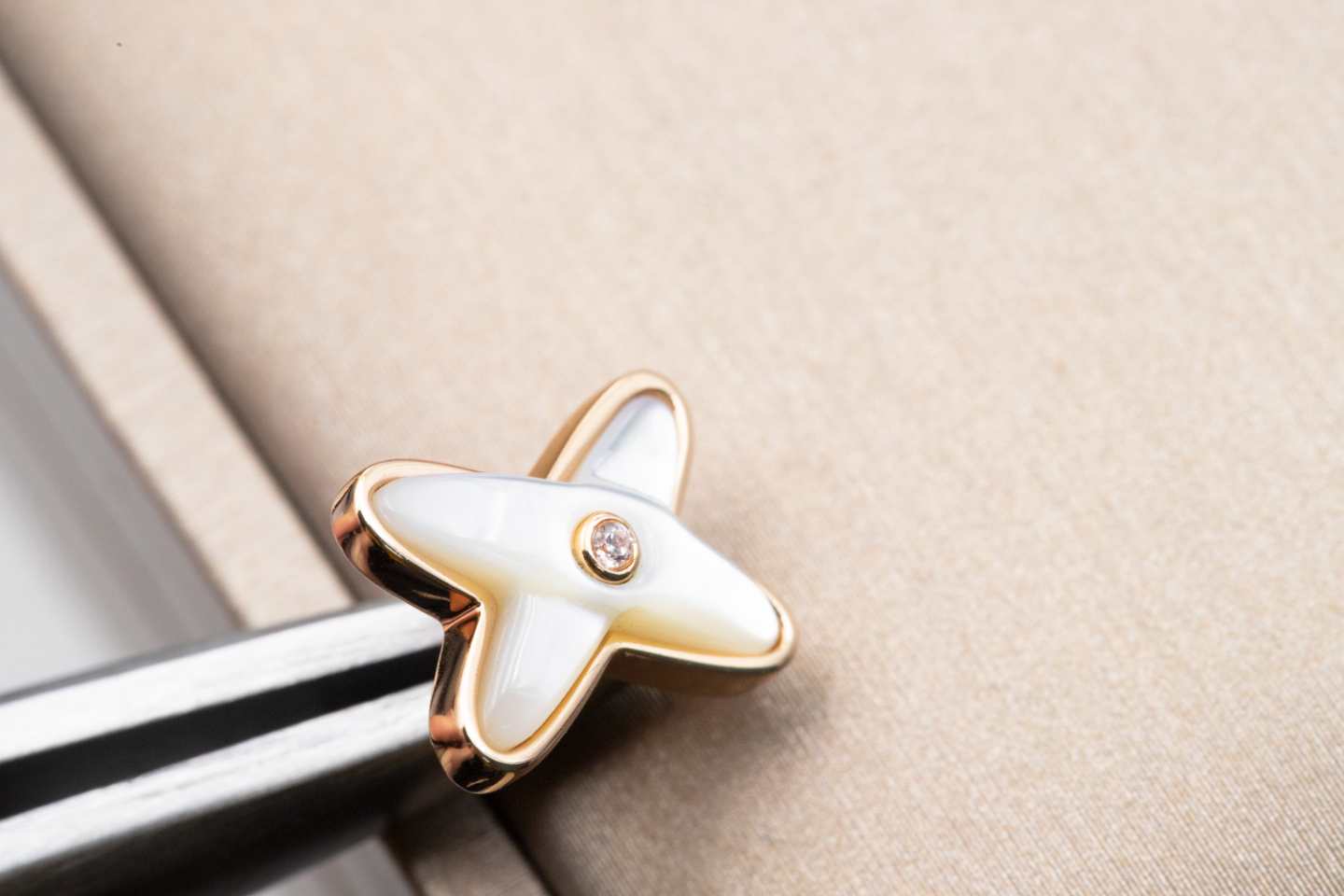 [Riva Jewelry]JEUX DE WHITE MOP ROSE GOLD DIAMOND OHRRINGE