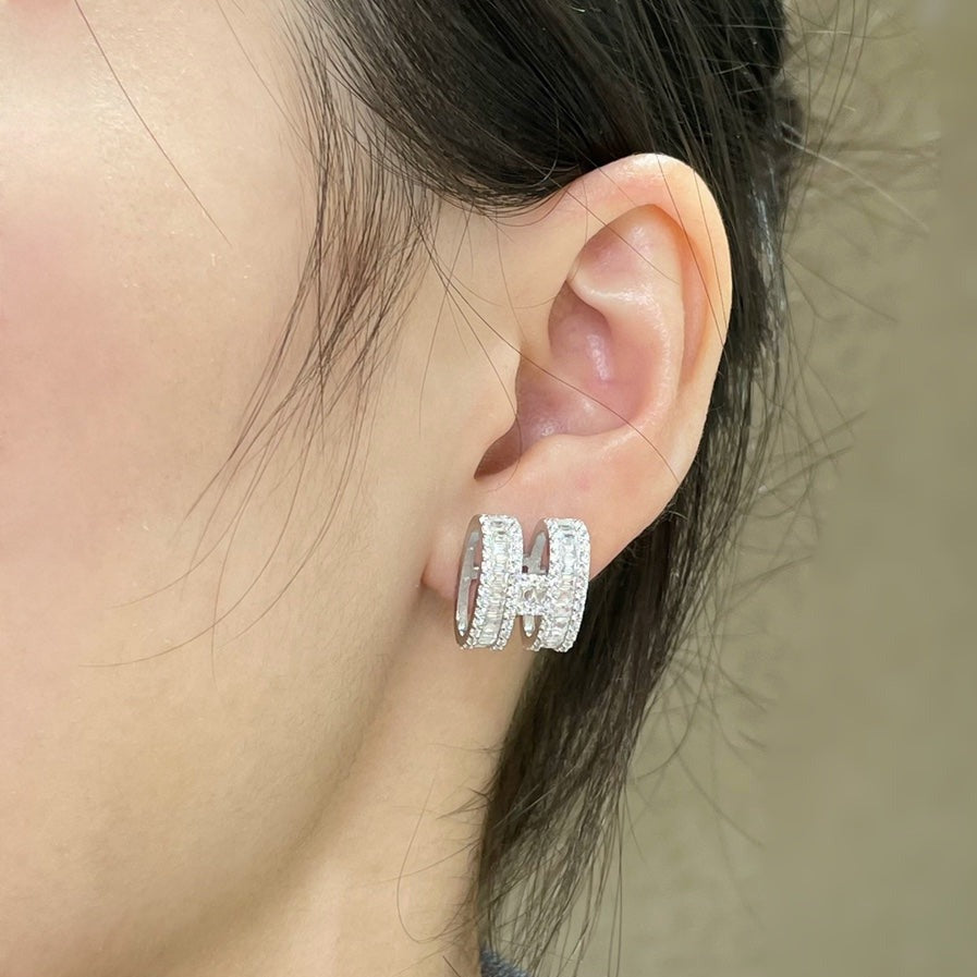 [Riva Jewelry ]H STUD EARRINGS WITH SILVER DIAMONDS
