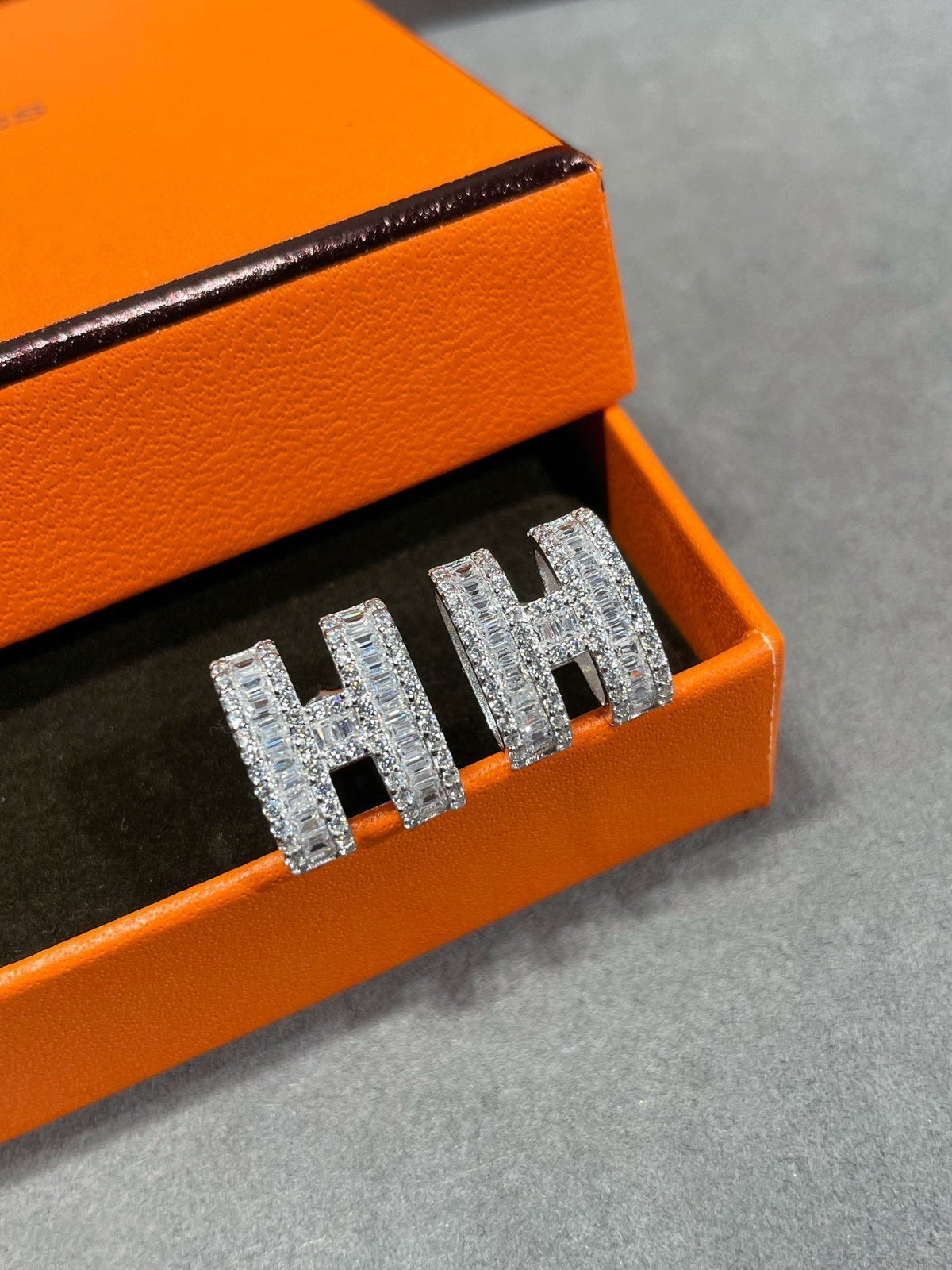 [Riva Jewelry ]H STUD EARRINGS WITH SILVER DIAMONDS