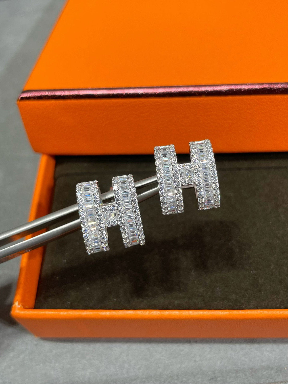 [Riva Jewelry ]H STUD EARRINGS WITH SILVER DIAMONDS