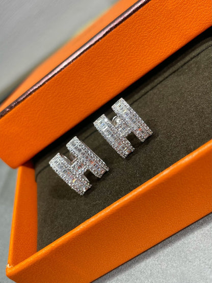[Riva Jewelry]H STUD EARRINGS WITH SILVER DIAMONDS