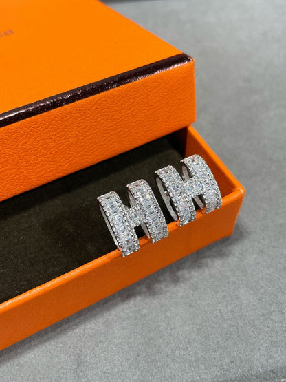 [Riva Jewelry ]H STUD EARRINGS WITH SILVER DIAMONDS