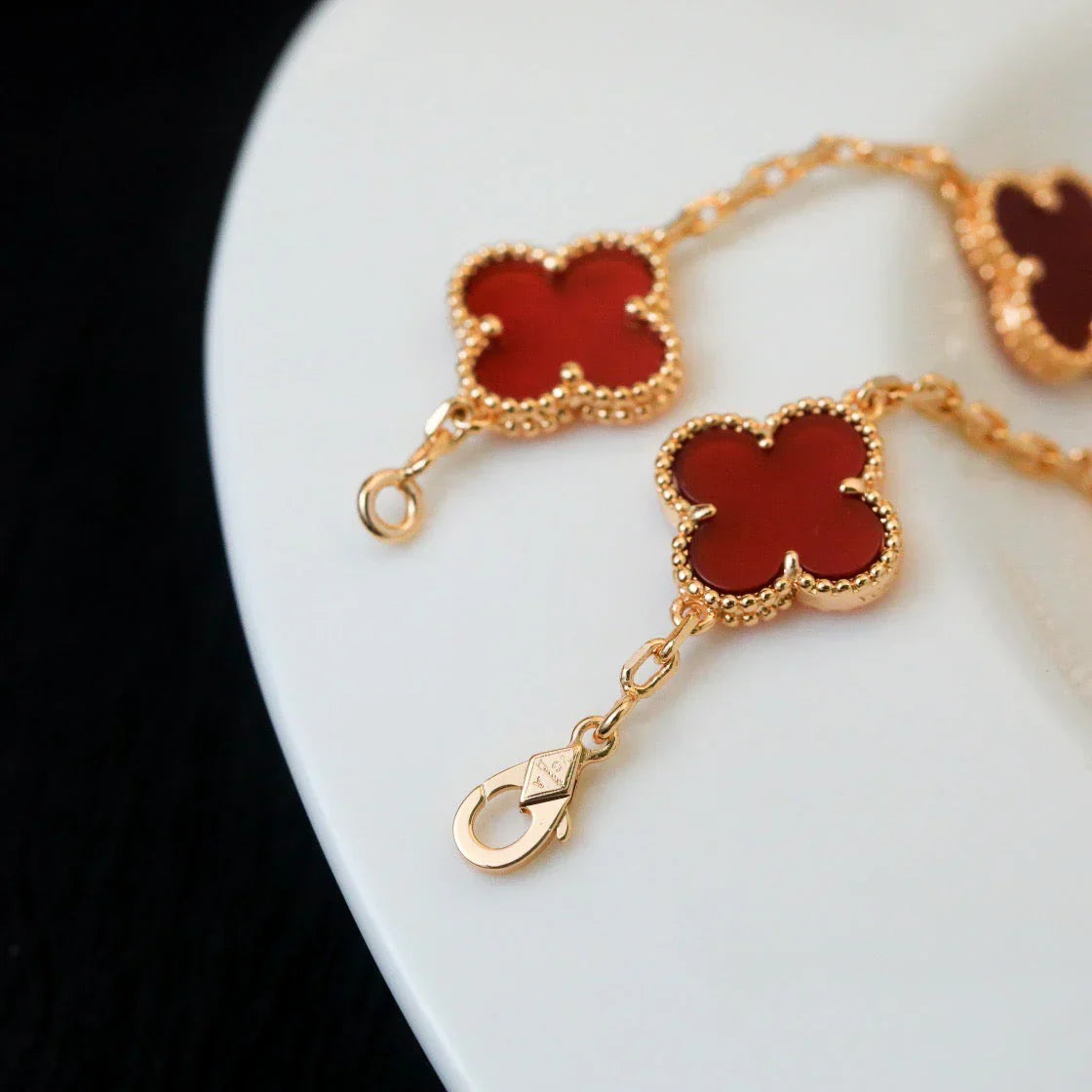 [Riva Jewelry]LUCKY CLOVER 5-MOTIV ARMBAND - RED CARNELIAN KOLLEKTION