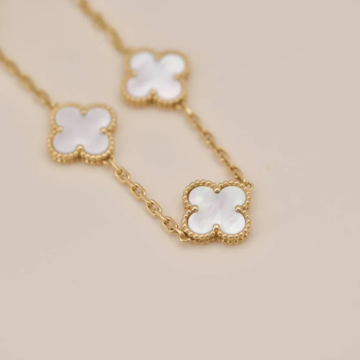 [Riva Jewelry ]CLOVER WHITE PEARL MOP 5 MOTIF BRACELET COLLECTION