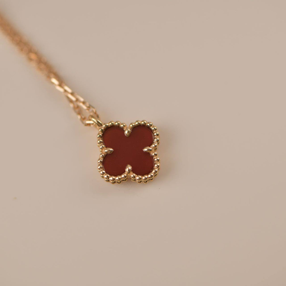 [Riva Jewelry ]CLOVER MINI 9.5MM WHITE CARNELIANS NECKLACE