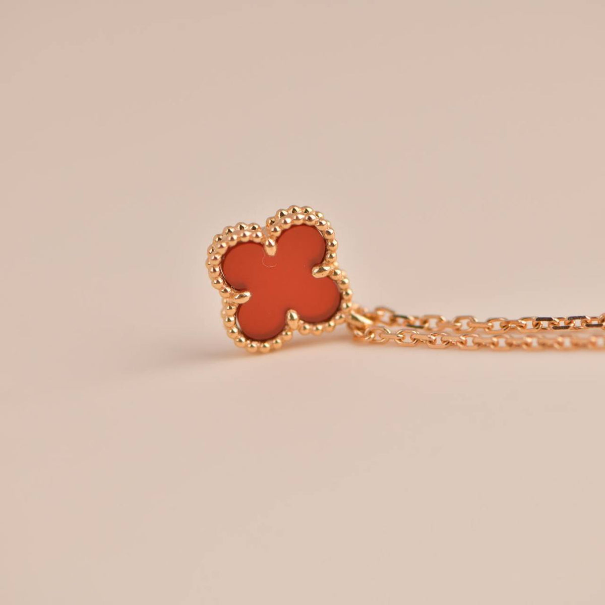 [Riva Jewelry ]CLOVER MINI 9.5MM WHITE CARNELIANS NECKLACE
