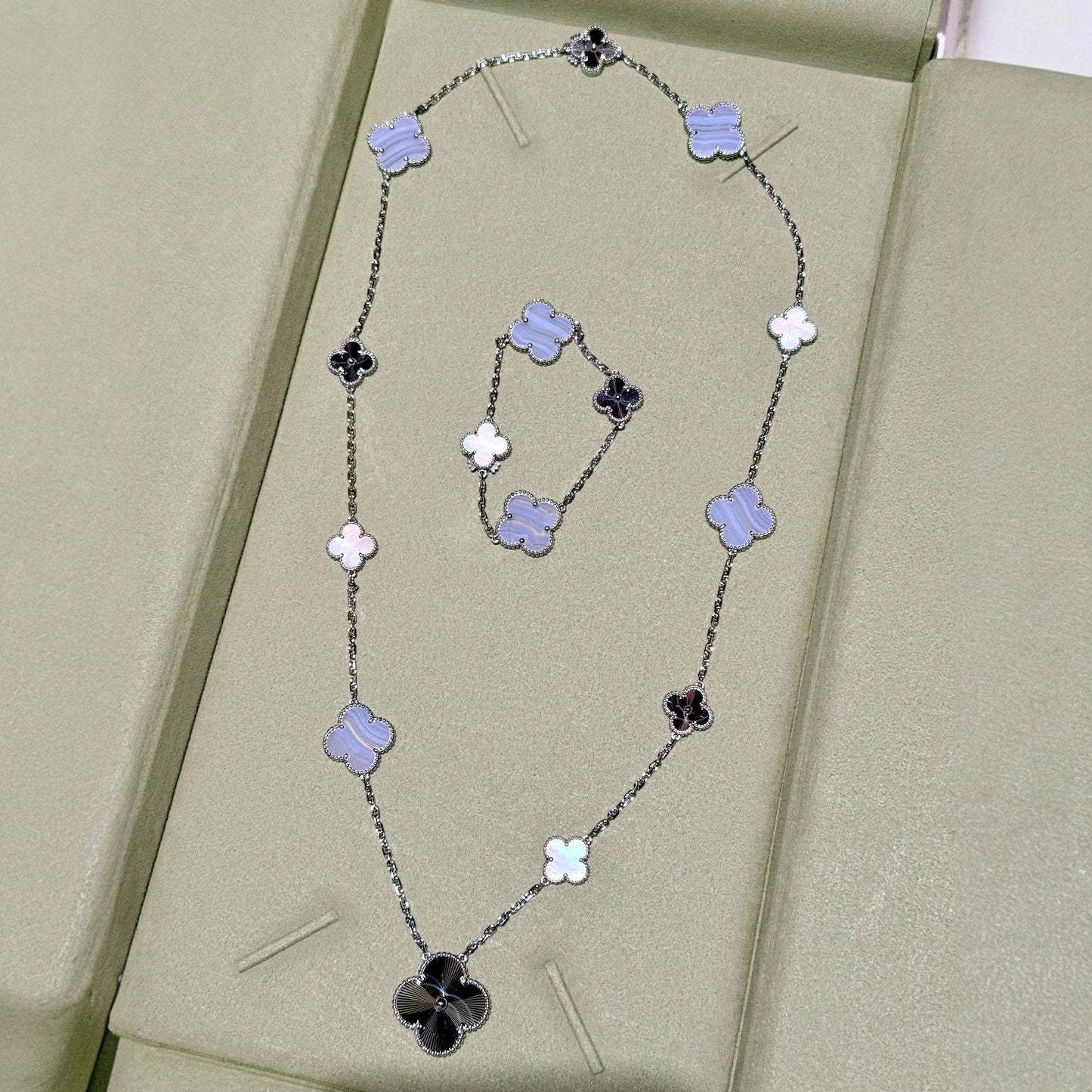 [Riva Jewelry]取り外し可能 15モチーフ クローバー ステートメントセット - パープルカルセドニー＆レーザー