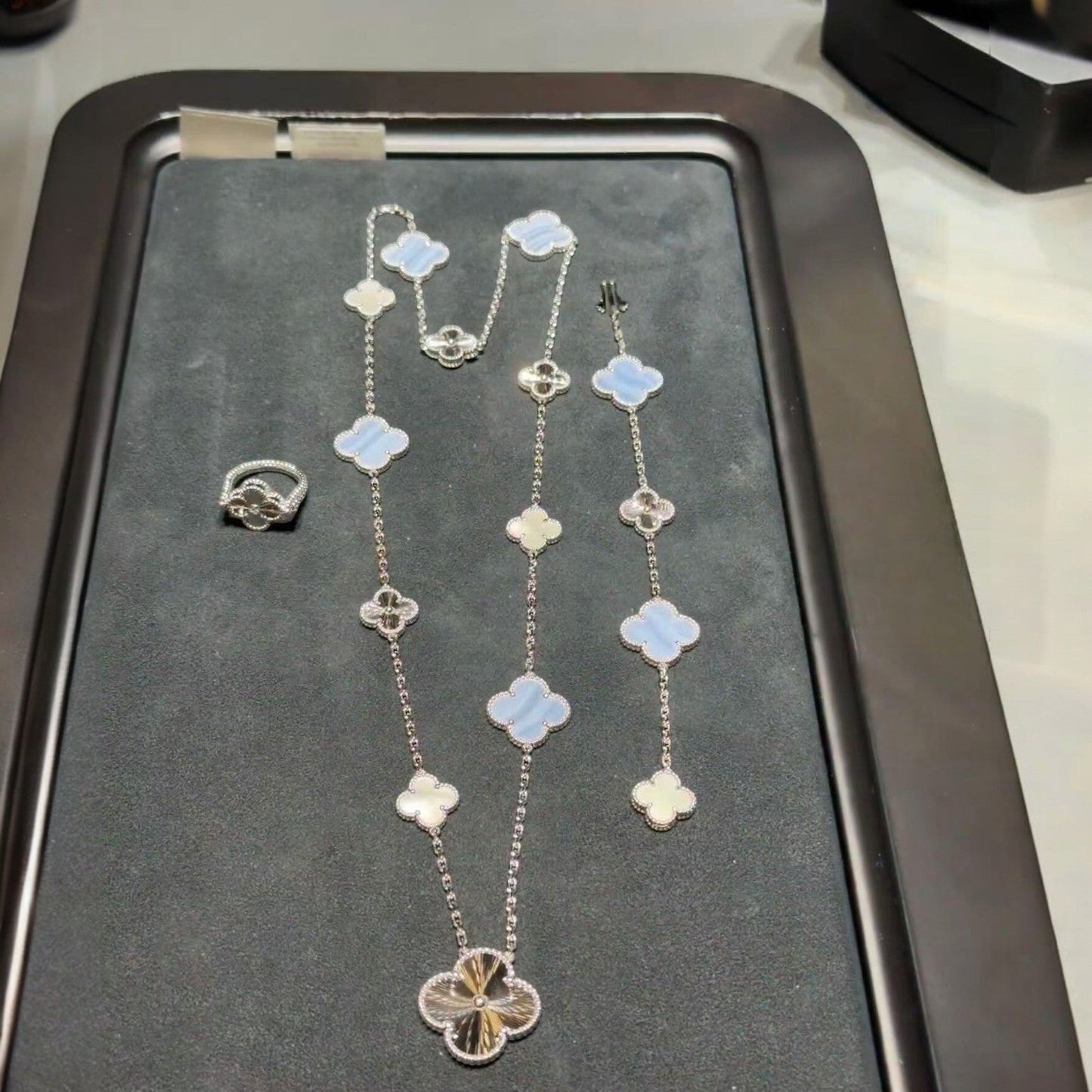[Riva Jewelry]取り外し可能 15モチーフ クローバー ステートメントセット - パープルカルセドニー＆レーザー