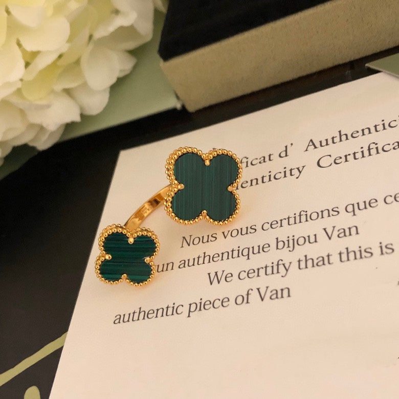 [Riva Jewelry ]CLOVER BETWEEN THE FINGER RING
