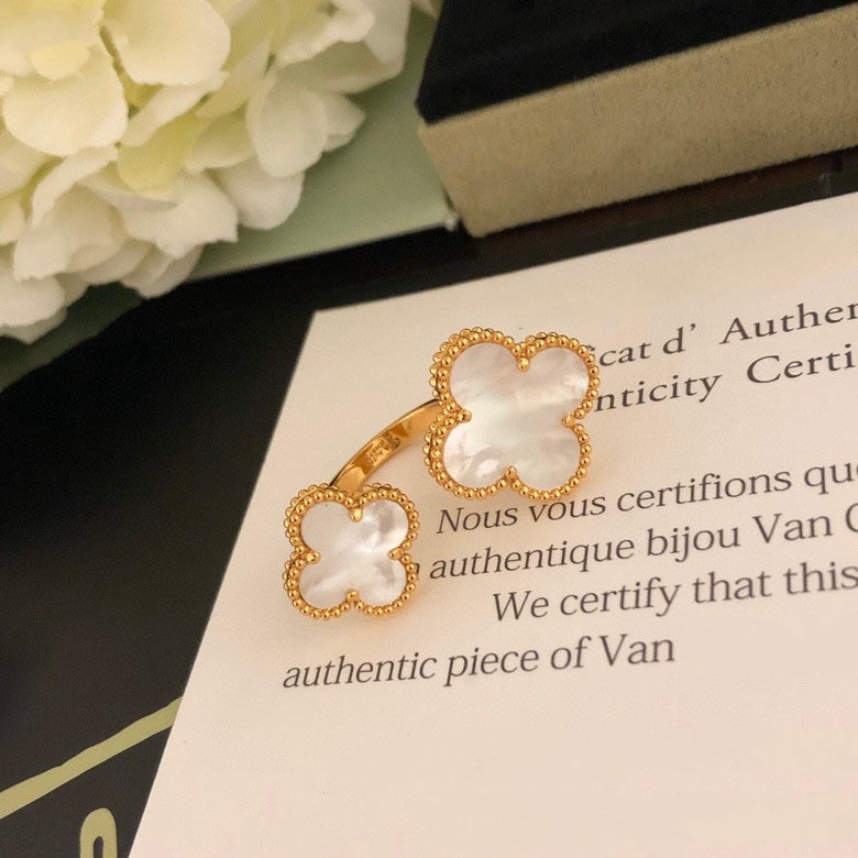 [Riva Jewelry ]CLOVER BETWEEN THE FINGER RING